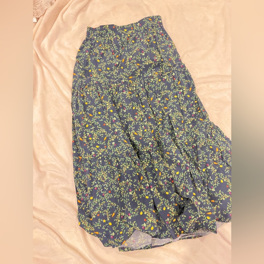 VGUC HHH Camilla skirt, midnight garden, size M 🥕🍅💙